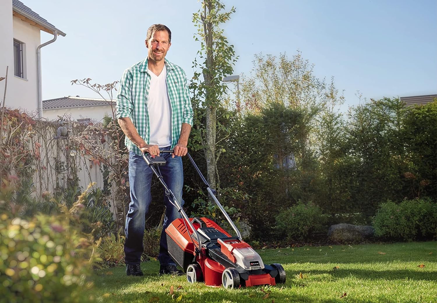 Einhell City Cordless Lawnmower GE-cm 18/30 Li Kit | PXC | 18 V | 30 cm cutting width | up to 150 m² | brushless | 25 L collection basket | 3.0 Ah battery & charger