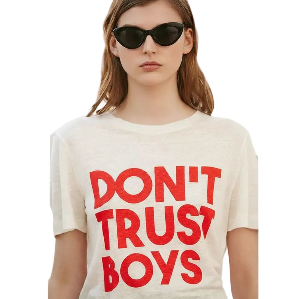 Vorderseite des Damen T-Shirts mit Buchstabenprint