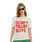 Damen T-Shirt mit Buchstabenprint in Weiß mit rotem Text