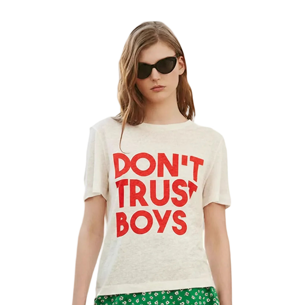 Damen T-Shirt mit Buchstabenprint in Weiß mit rotem Text