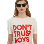Damen T-Shirt aus Baumwolle mit Buchstabenprint in Weiß mit rotem Text Vorderansicht