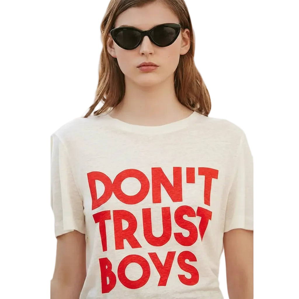 Damen T-Shirt aus Baumwolle mit Buchstabenprint in Weiß mit rotem Text Vorderansicht